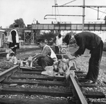 169020 Afbeelding van enkele wegwerkers van de N.S. tijdens werkzaamheden aan de spoorlijn bij Utrecht Maliebaan.